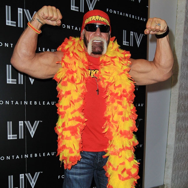 Hulk Hogan badly burns his hand
