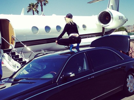 Nicki Minaj Twerking On Her Mercedes