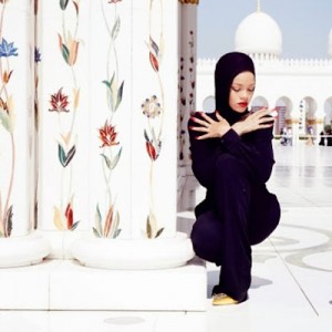 PHOTOS Rihanna Spotted Posing For A Photo Shoot Wearing Hijab In Abu Dhabi peculiarmagazine